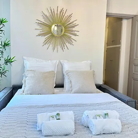 1579 - Eiffel Tower Gem, Stylish & Unique Paris