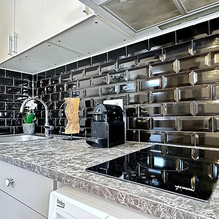 1579 - Eiffel Tower Gem, Stylish & Unique Paris