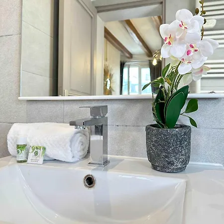 1579 - Eiffel Tower Gem, Stylish & Unique