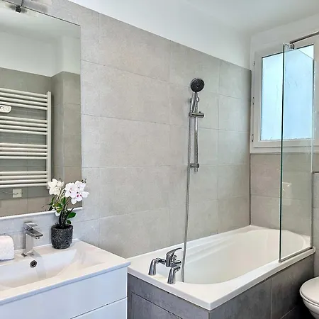 1579 - Eiffel Tower Gem, Stylish & Unique *