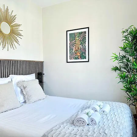 1579 - Eiffel Tower Gem, Stylish & Unique * 巴黎